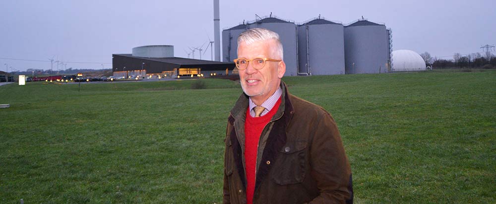 Jørgen L. Tørnæs foran biogasanlæg