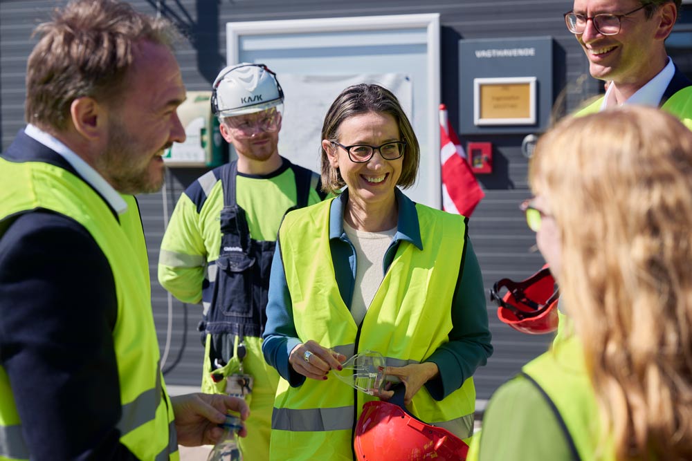 EU-kommisær Dan Jørgensen, Plant Manager Christoffer Elias Hansen, EVP Shell Low Carbon Solutions Anna Mascolo og Thomas de Boer